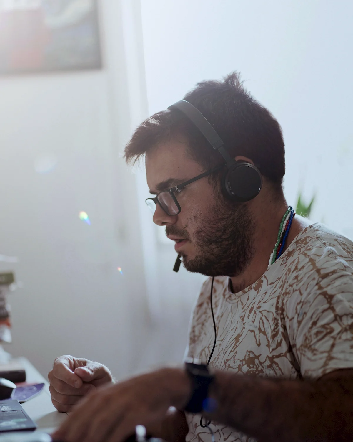 Employee with a headset in a customer conversation at the screen